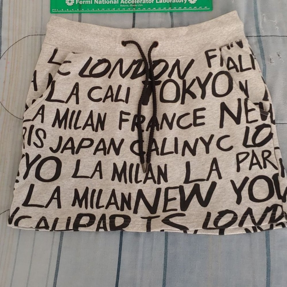 Forever 21 sportsy skirt with pockets size M